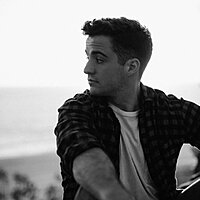 Image of Stephen Puth linking to their artist page due to link from them being at the top of the main table on this page