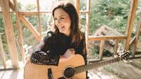 Thumbnail image for the event Blue Bloods In The Round Presents Tom Douglas and  Lori McKenna with Claire Douglas and  Chris McKenna +  Regan Rousseau and Matt McClure Hosted By Jett Jurgensmeyer supplied by the hosting site