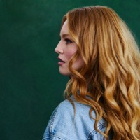 Image of Freya Ridings linking to their artist page due to link from them being at the top of the main table on this page