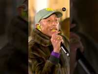 Thumbnail for the Pharrell Williams - Chante "Happy" sur le parvis de Notre-Dame de Paris ! link, provided by host site