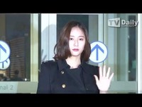Thumbnail for the f(x) - [TD영상] 크리스탈(fx Krystal) '빗속의 화보 같은 출국길' link, provided by host site