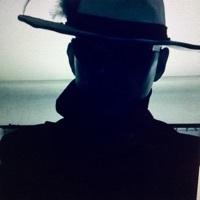 Image of Everardo linking to their artist page due to link from them being at the top of the main table on this page